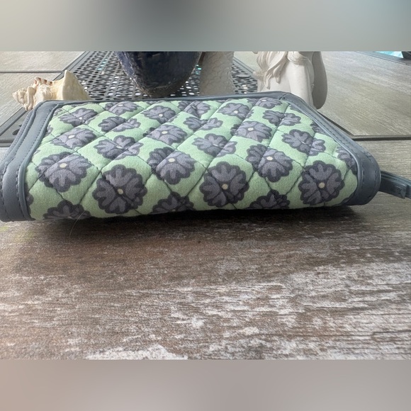 EUC, Vera Bradley Nomadic Blossoms Quilted Floral Women's Wristlet - Picture 4 of 7